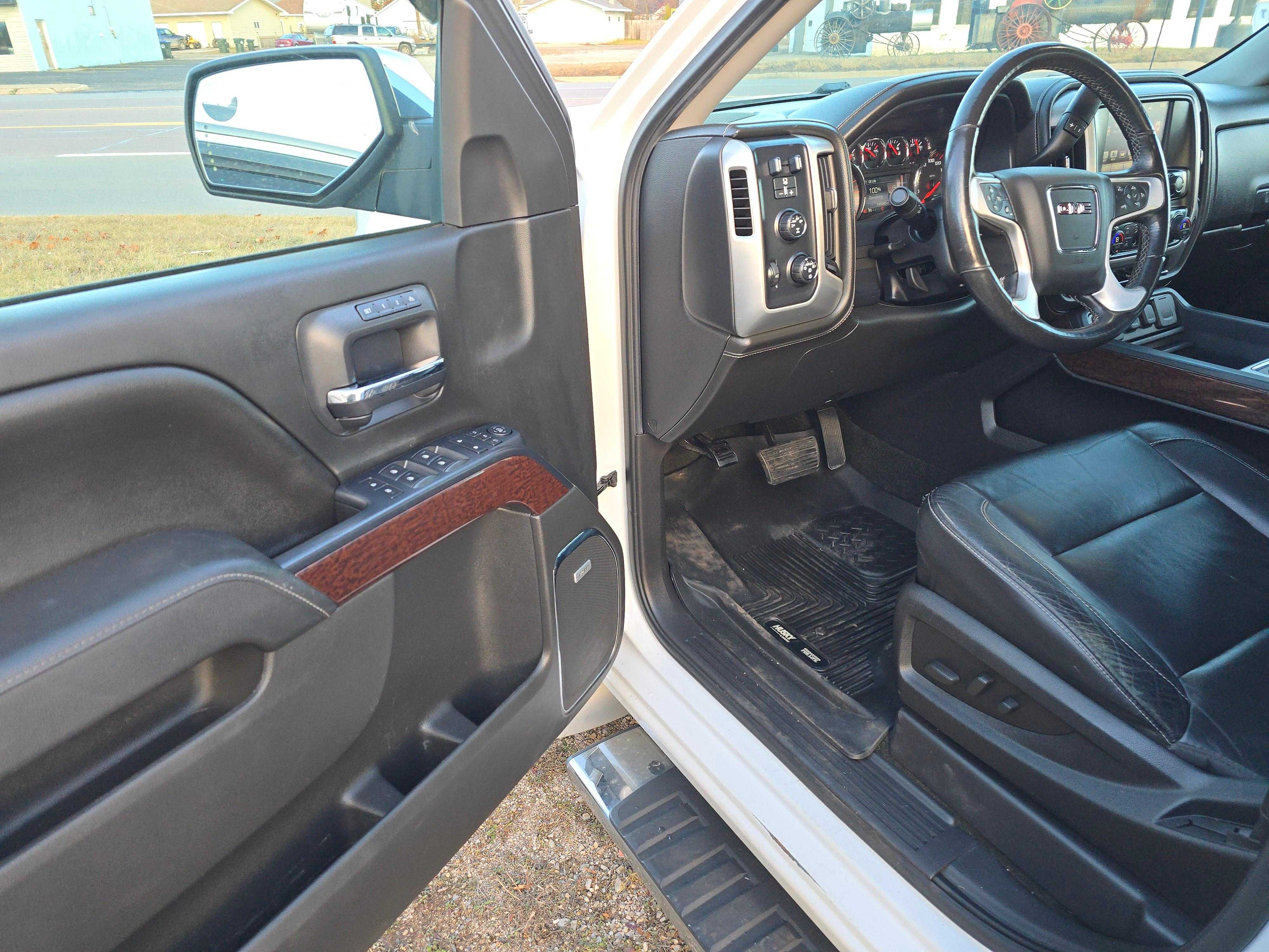 GMC Sierra 1500 Crew Cab Image 12