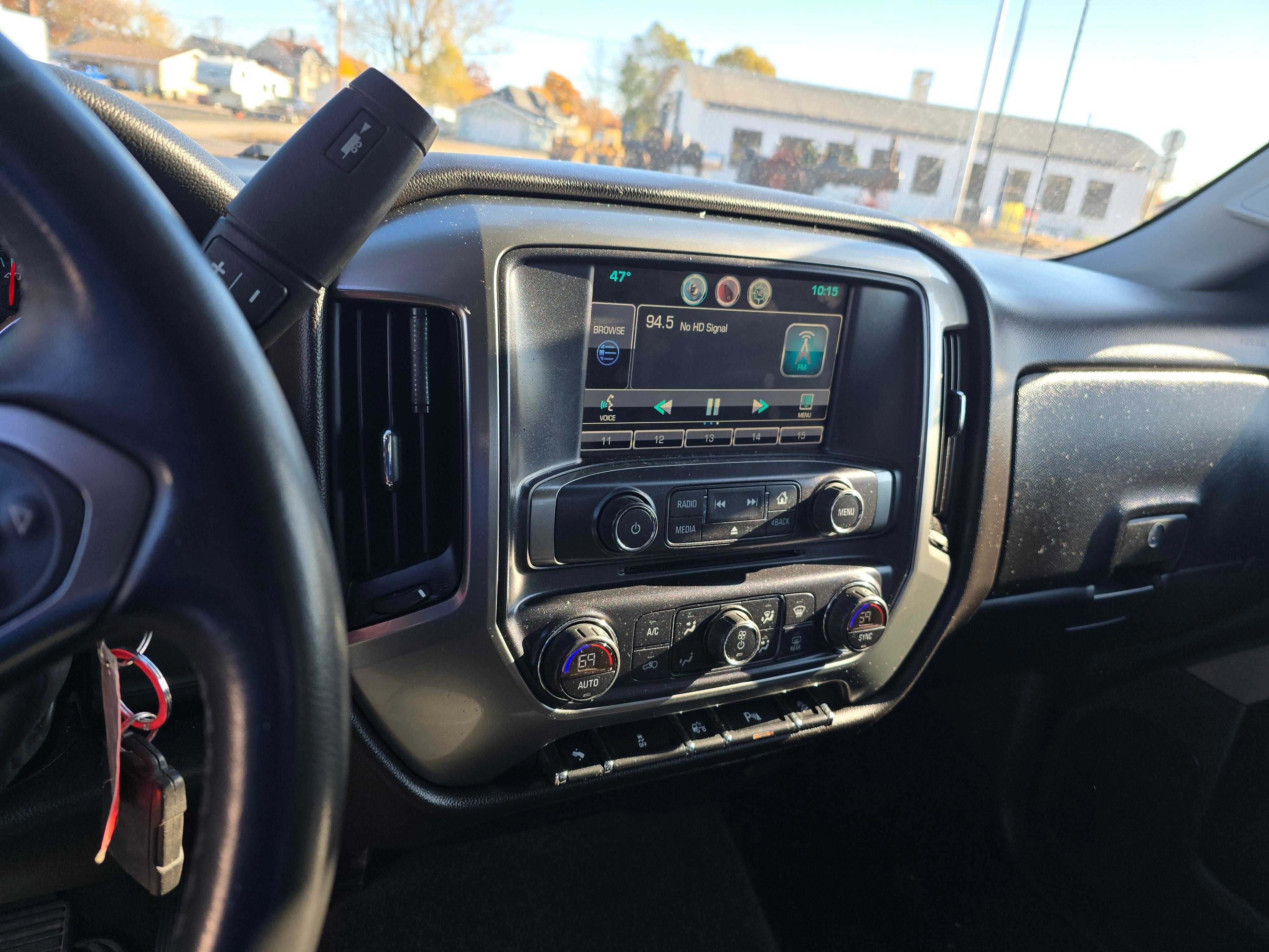 Chevrolet Silverado 1500 Crew Cab Image 4