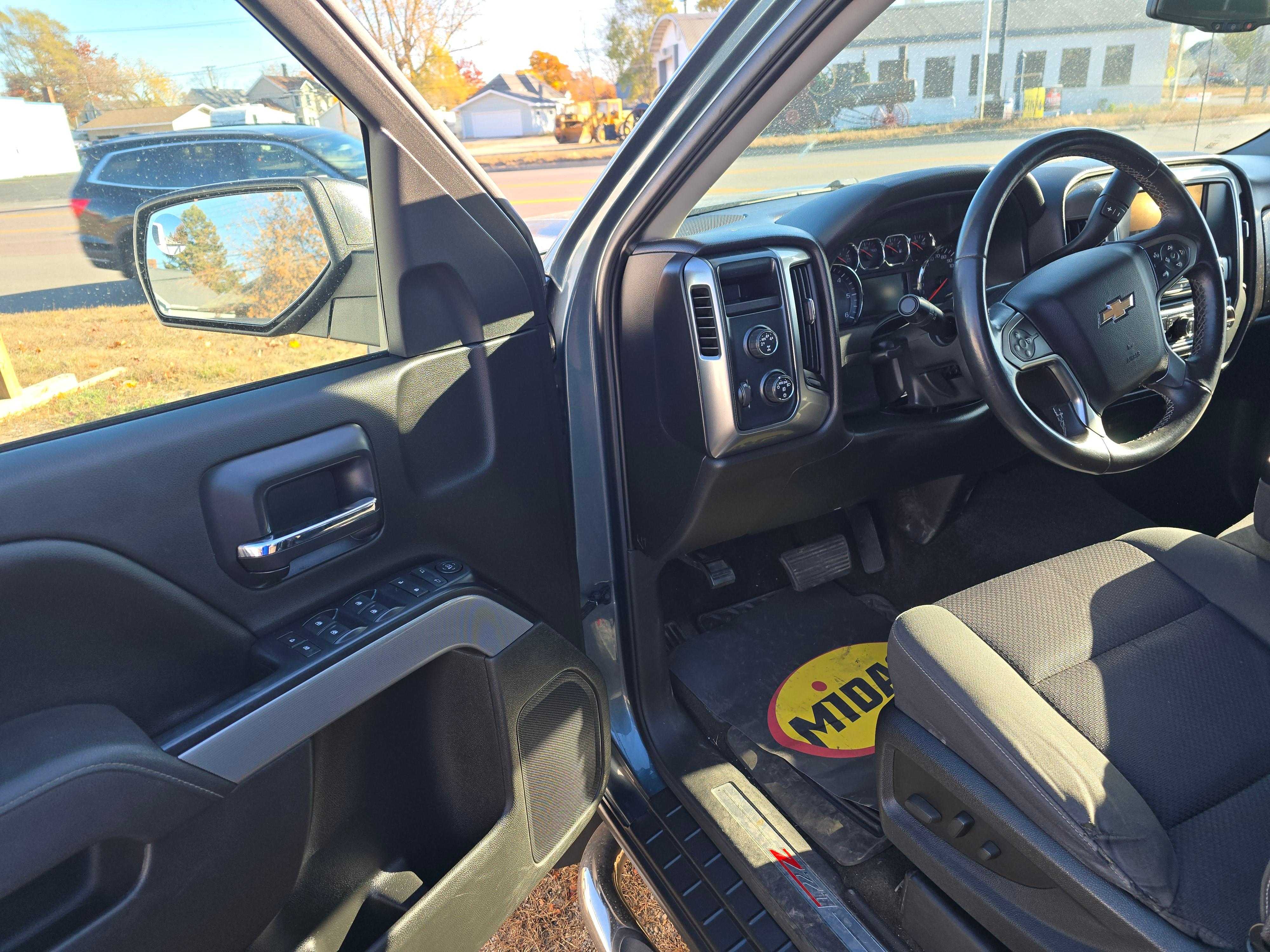 Chevrolet Silverado 1500 Crew Cab Image 15