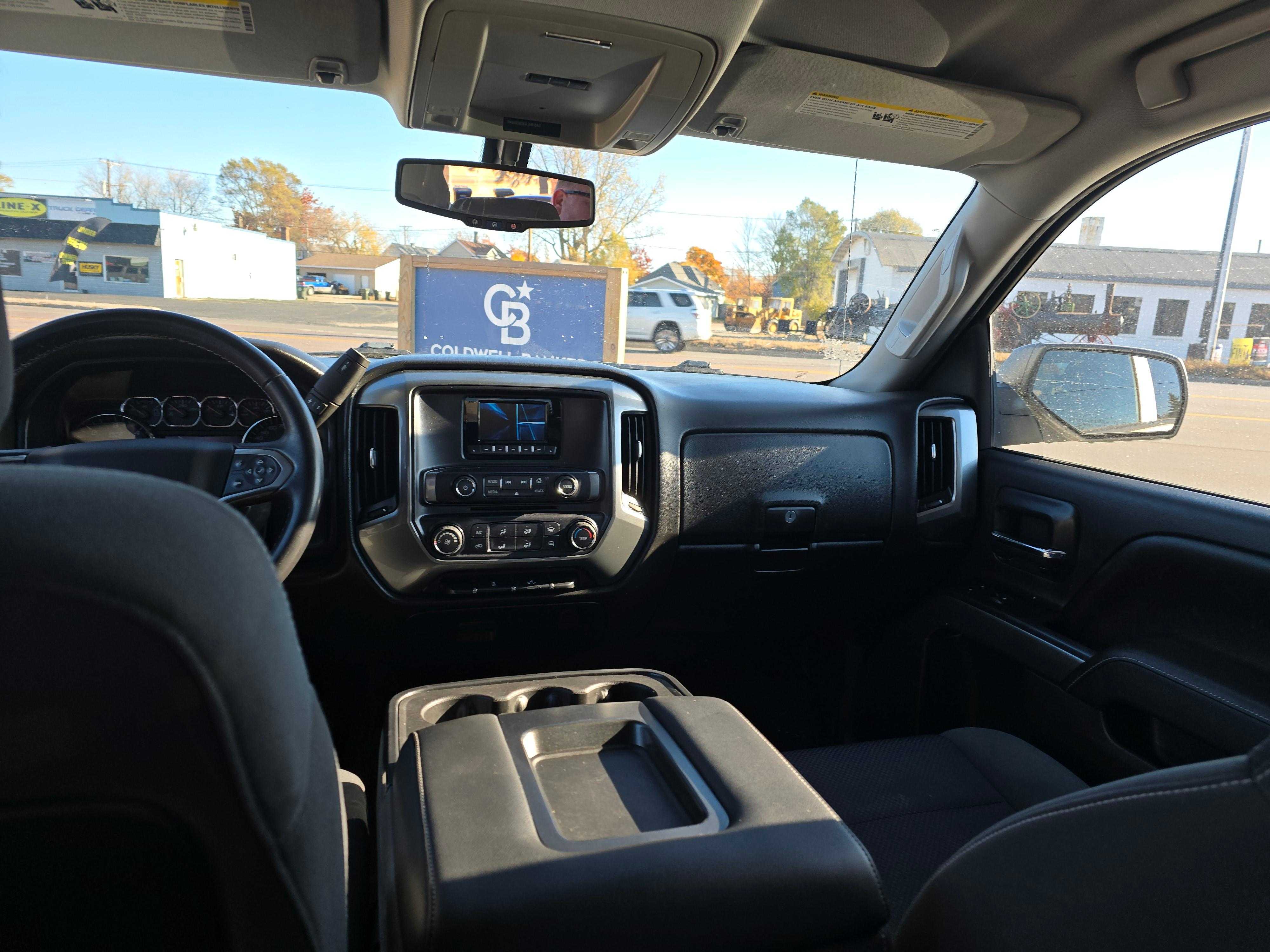 Chevrolet Silverado 1500 Crew Cab Image 3